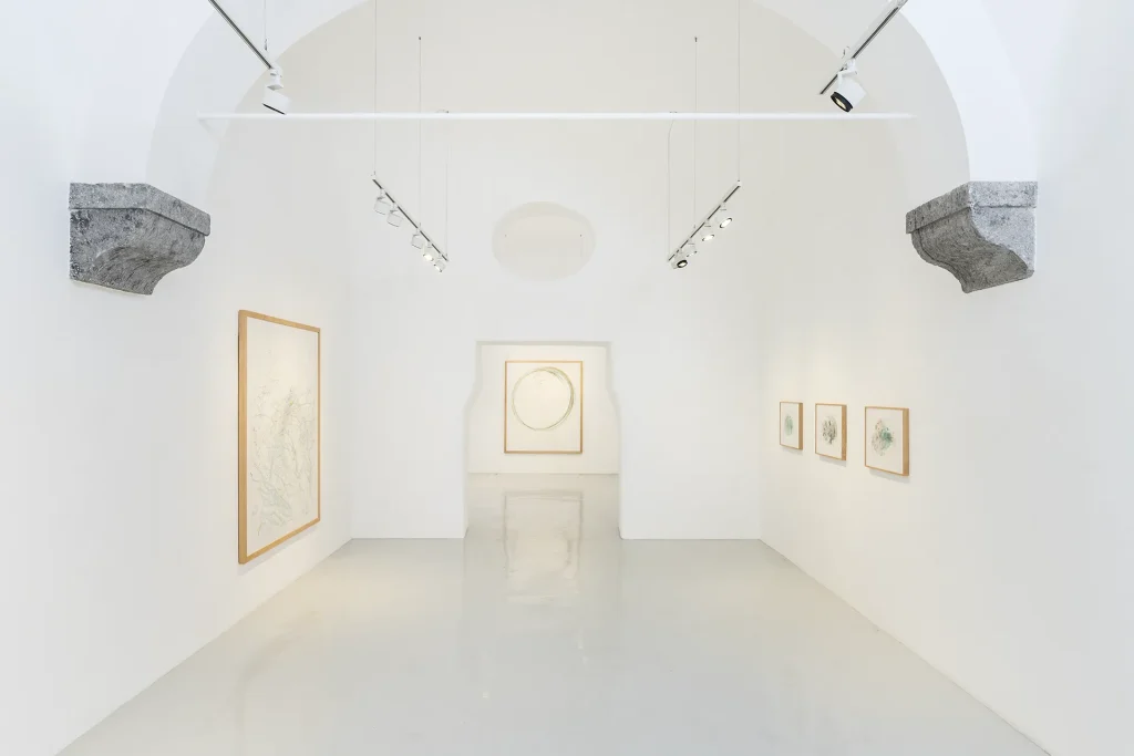 immagine per Rebecca Horn, Bodylandscape, installation view, Studio Trisorio, Napoli, 23 maggio – 30 settembre 2025. ph Francesco Squeglia, courtesy Studio Trisorio