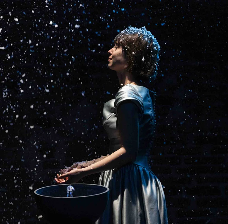 immagine per L’estate finisce, il teatro continua: il fascino sospeso de “Le notti bianche”