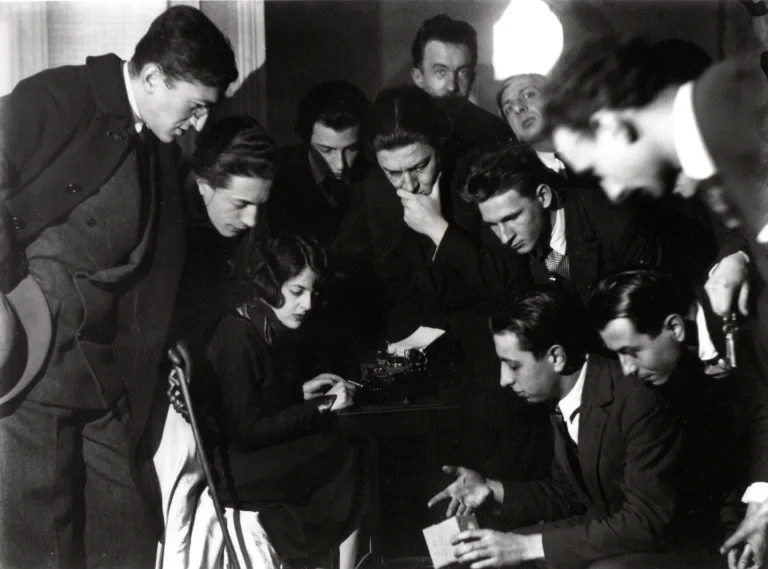 immagine per Man Ray Groupe Surréaliste (Séance d’écriture automatique), 1924-1980 Photograph, new print Printed by Pierre Gassmann 17 x 22 cm Collezione privata Courtesy Gió Marconi, Milan SIAE 2025