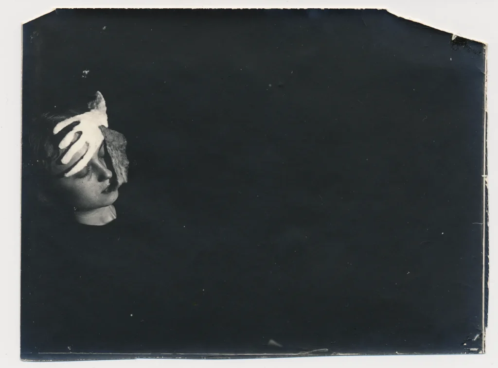 immagine per Stanisława Popielska Séance photo, 1913 Silver gelatine photo 9 x 14 cm Elmar R. Gruber Collection of Mediumistic Art