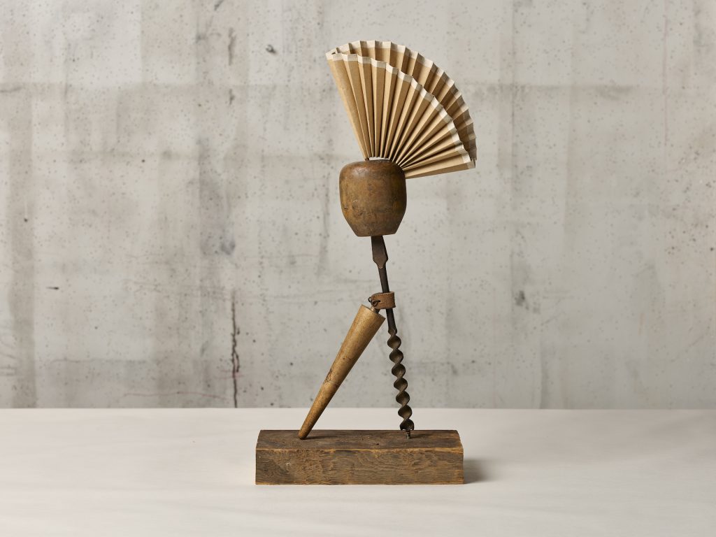 immagine per 06. William Kentridge, Ernest, 2024. Wood, Paper and Found object (William Kentridge with Greta Goiris), 45,5 × 11,5 × 21 cm. Courtesy dell’artista e Galleria Lia Rumma Milano/Napoli.