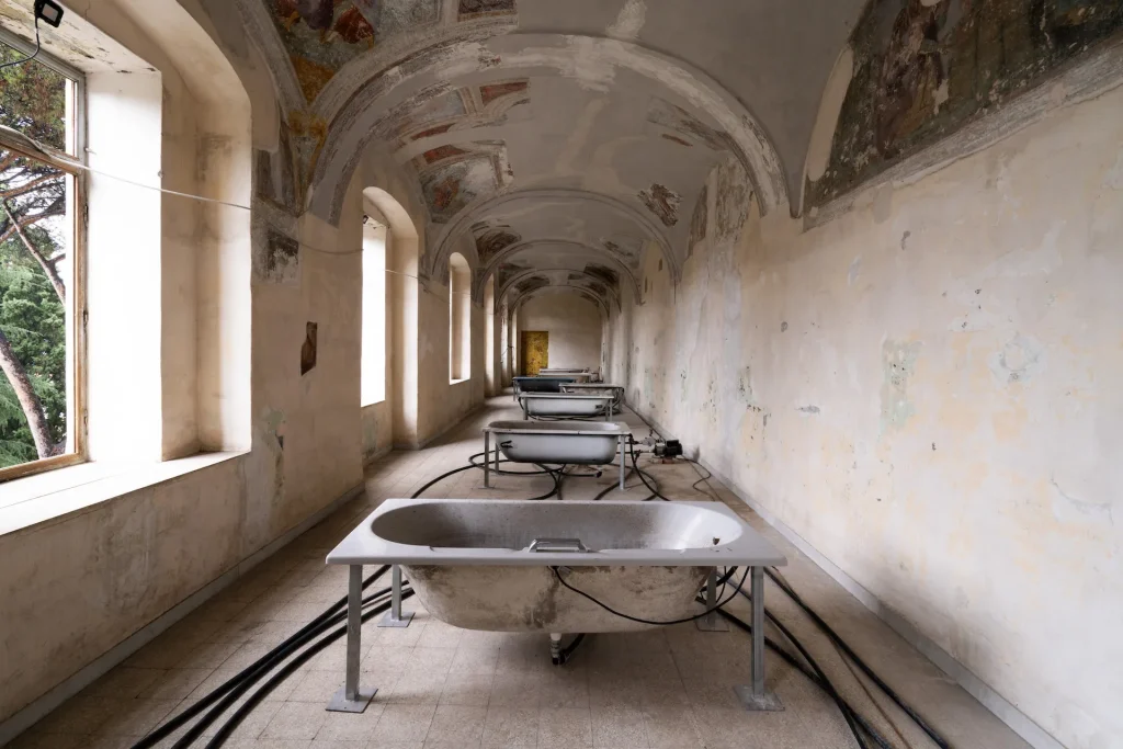immagine per Collezione Agovino presenta From the Inside di Niccolò De Napoli, La Santissima | Ex Ospedale Militare, 2024. Ph credits Amedeo Benestante, Courtesy Art Days - Napoli Campania