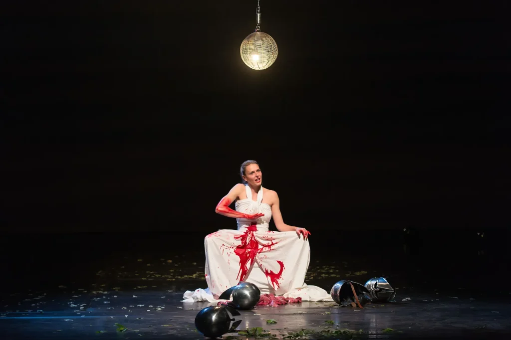 immagine per Una scena di Troubleyn/Jan Fabre, Mount Olympus. To glorify the cult of tragedy. A 24-hour performance (https://www.troubleyn.be/eng/performances/mount-olympus) ©Wonge Bergmann