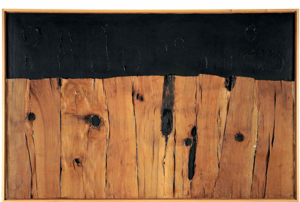 immagine per Alberto Burri Legno SP, 1958 Legno, tela, acrilico, combustione, vinavil su tela 1 29.5 x 200.5 cm Fondazione Palazzo Albizzini Collezione Burri Foto: A Sarteanesi, Città di Castello (ç) Fondazione Palazzo Albizzini Collezione Burri, Città di Castello; 2025, Prolitteris, Zürich