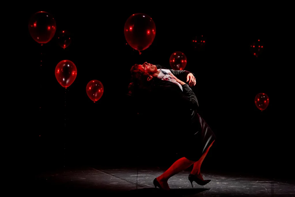 immagine per Annabelle Chambon in Troubleyn/Jan Fabre, La poésie de la résistance, Milano, Teatro Out Off. ©Alessandro Villa