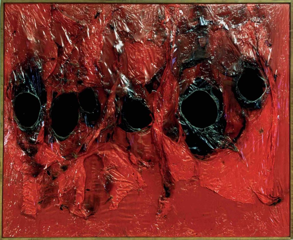 immagine per Alberto Burri Rosso Plastica, 1962 Plastica, acrilico, vinavil, combustione su tela 81 x 100 cm Collezione privata (ç) Fondazione Palazzo Albizzini Collezione Burri, Città di Castello; 2025, Prolitteris, Zürich