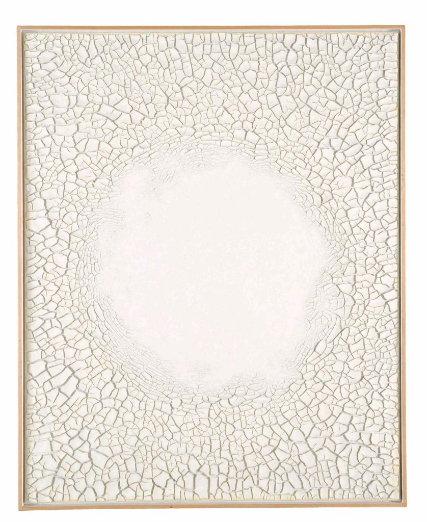 immagine per Alberto Burri Bianco Cretto C 1, 1973 Acrovinilico su cellotex 1 26.5 x 1O1 cm Collezione privata Foto: A Sarteanesi, Città di Castello (ç) Fondazione Palazzo Albizzini Collezione Burri, Città di Castello; 2025, Prolitteris, Zürich