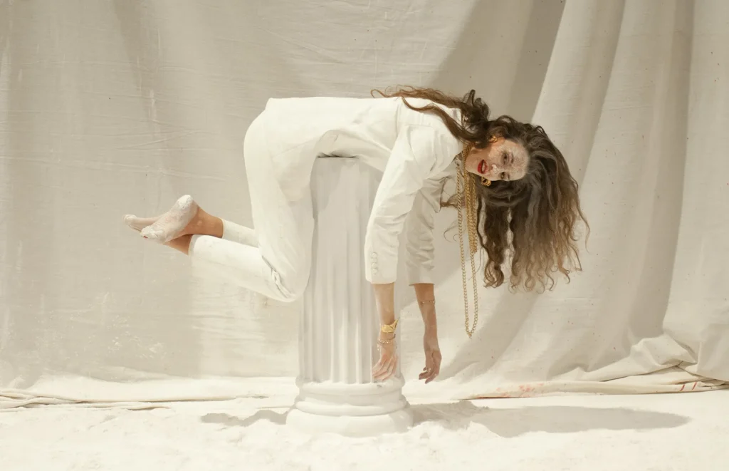 immagine per Irene Urcioli in Troubleyn/Jan Fabre, Simona, the gangster of art (https://www.troubleyn.be/eng/performances/simona-the-gangster-of-art ) ©Hanna Auer