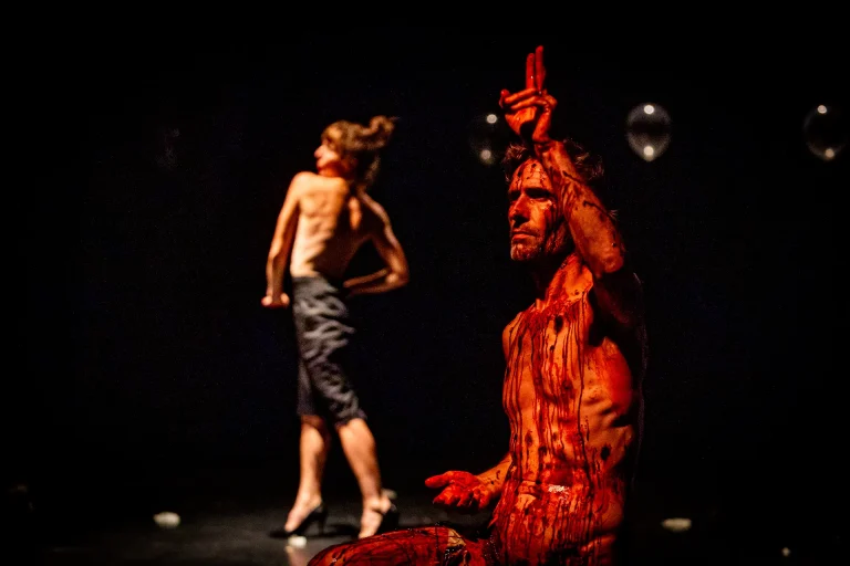 immagine per Annabelle Chambon e Cédric Charron in Troubleyn/Jan Fabre, La poésie de la résistance, Milano, Teatro Out Off. ©Alessandro Villa