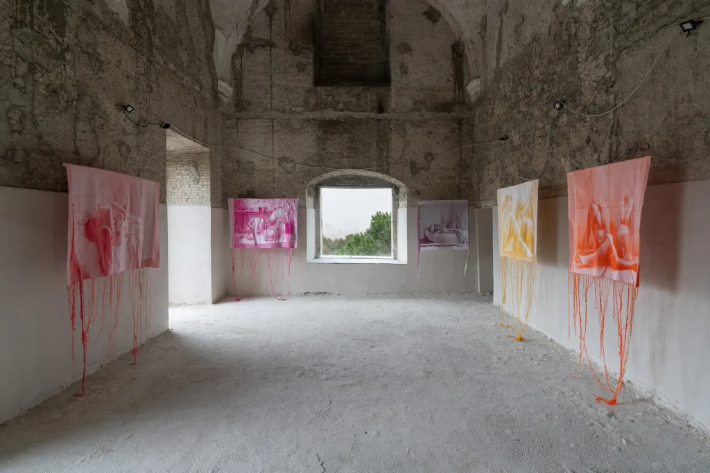 immagine per T293 presenta Tangled Dreams di Mia Weiner, La Santissima | Ex Ospedale Militare, 2024. Ph credits Amedeo Benestante, Courtesy Art Days - Napoli Campania