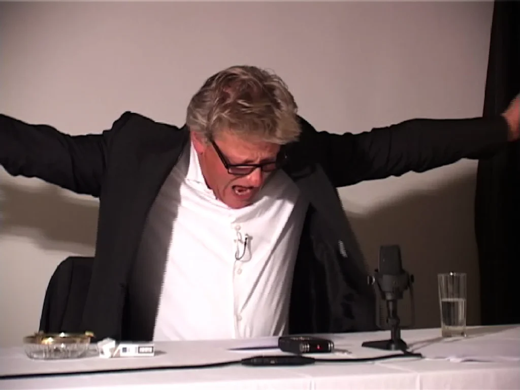 immagine per Fig. 13. Jan Fabre durante la lettura performativa Per farla finita con il giudizio Reale e con il giudizio di Dio (Omaggio ad Antonin Artaud), lettura performativa, 31 minuti, Roma, Zerynthia Gallery, 29 ottobre 2009. ©Archivio Angelos/Jan Fabre