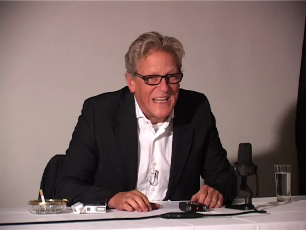 immagine per Fig. 14. Jan Fabre durante la lettura performativa Per farla finita con il giudizio Reale e con il giudizio di Dio (Omaggio ad Antonin Artaud), lettura performativa, 31 minuti, Roma, Zerynthia Gallery, 29 ottobre 2009. ©Archivio Angelos/Jan Fabre