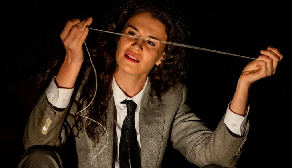 immagine per Fig. 18. Irene Urcioli in Troubleyn/Jan Fabre, Una tribù, ecco quello che sono.