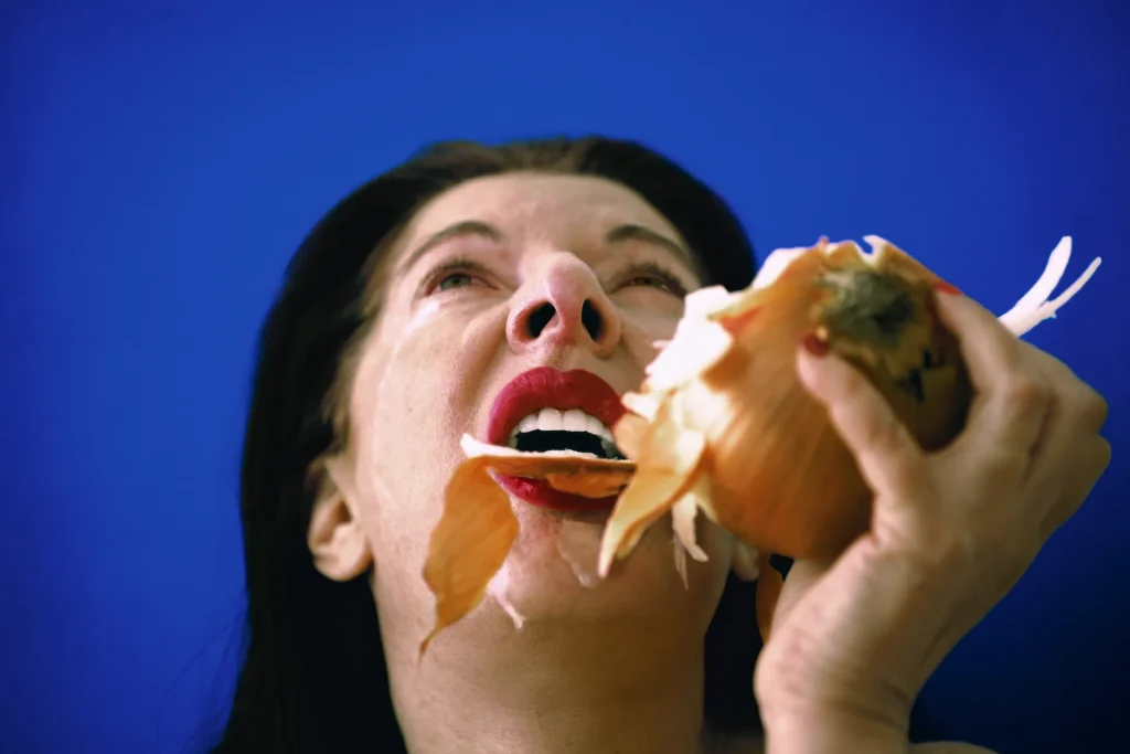immagine per Fig. 19. Marina Abramović, The Onion, performance per video, UTA, Dallas, 10 minuti, febbraio 1995