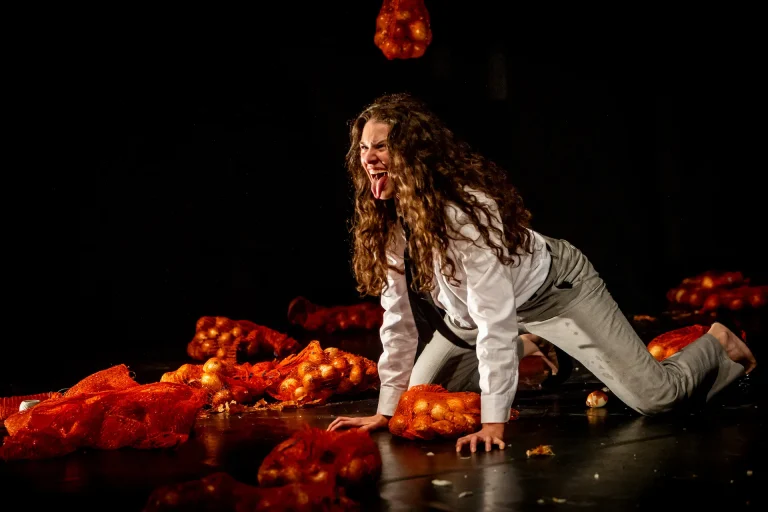 immagine per Fig. 3. Irene Urcioli in Troubleyn/Jan Fabre, Una tribù, ecco quello che sono, Milano, Teatro Out Off. ©Alessandro Villa