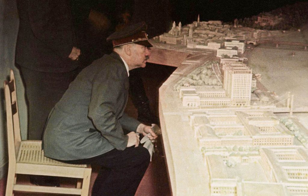 immagine per Hitler davanti al modellino del Linz Fuhrer Museum-1945