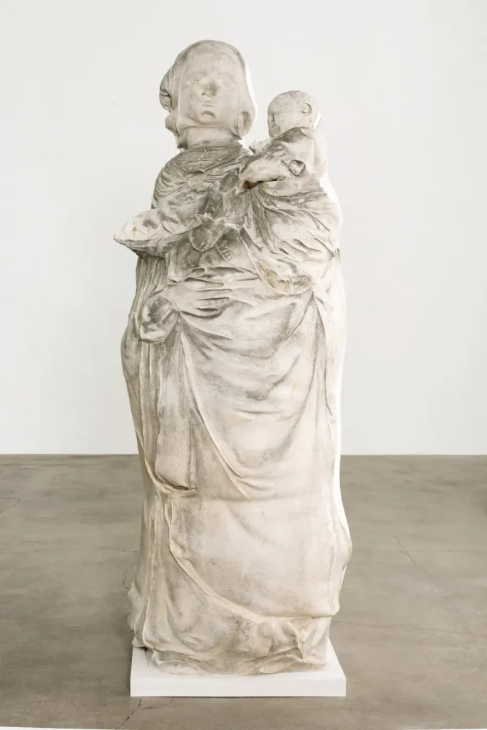 immagine per Ken Sortais, Vierge à l'enfant, 2019. Lattice, acrilico, gesso e legno, 180 x 62 x 55 cm