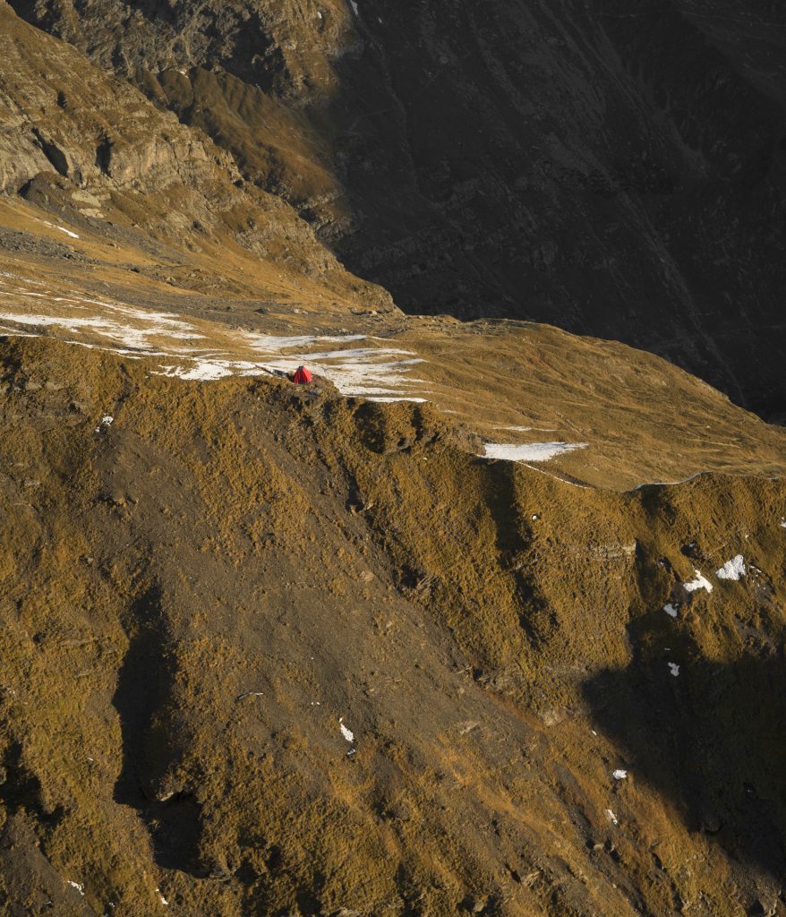 immagine per Nuovo Bivacco Aldo Frattini 2025. Un progetto di EX., GAMeC Bergamo e CAI - Club Alpino Italiano / Sezione di Bergamo. Alta Via delle Orobie Bergamasche - Valbondione. Nell'ambito del progetto “Pensare come una montagna - Il Biennale delle Orobie”. Courtesy GAMeC - Galleria d’Arte Moderna e Contemporanea di Bergamo. Ph. @Tomaso Clavarino