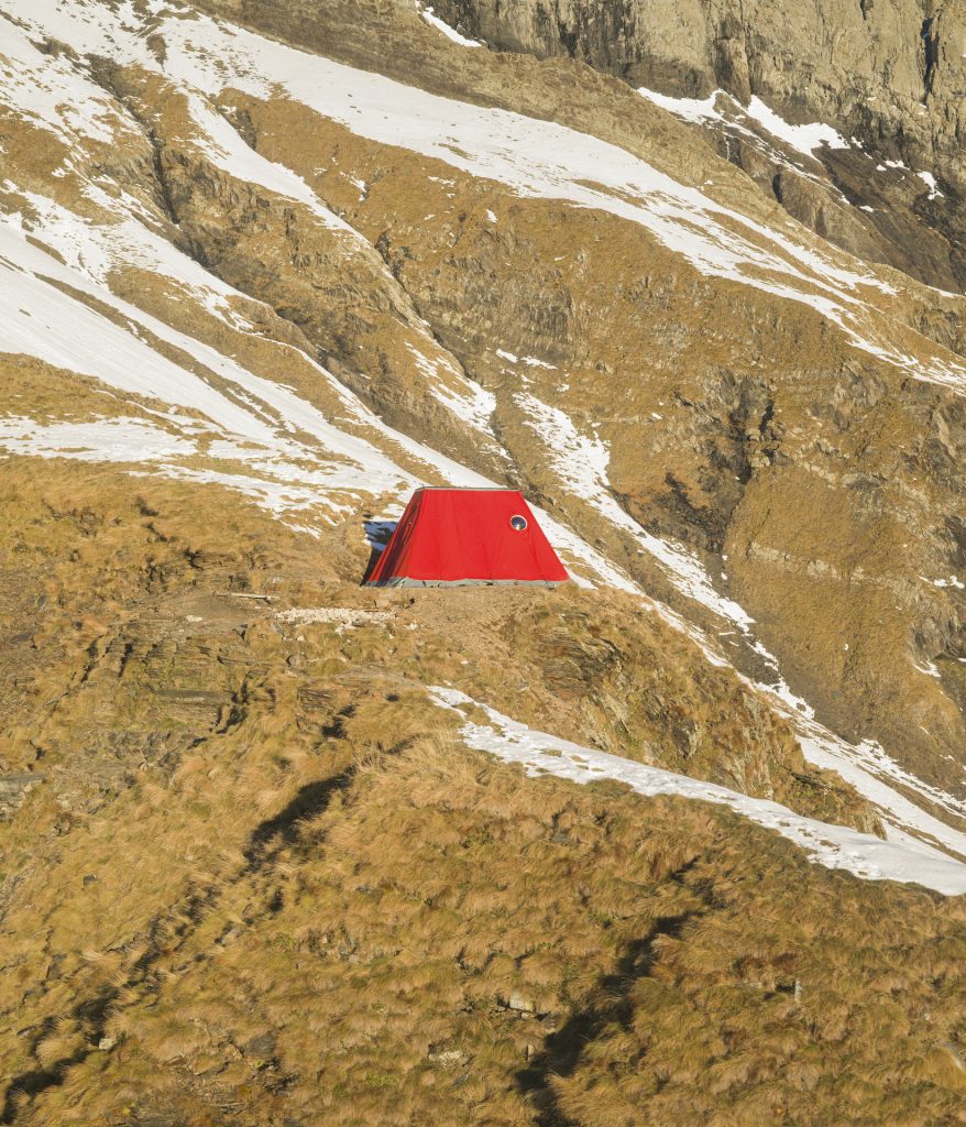 immagine per Nuovo Bivacco Aldo Frattini 2025. Un progetto di EX., GAMeC Bergamo e CAI - Club Alpino Italiano / Sezione di Bergamo. Alta Via delle Orobie Bergamasche - Valbondione. Nell'ambito del progetto “Pensare come una montagna - Il Biennale delle Orobie”. Courtesy GAMeC - Galleria d’Arte Moderna e Contemporanea di Bergamo. Ph. @Tomaso Clavarino
