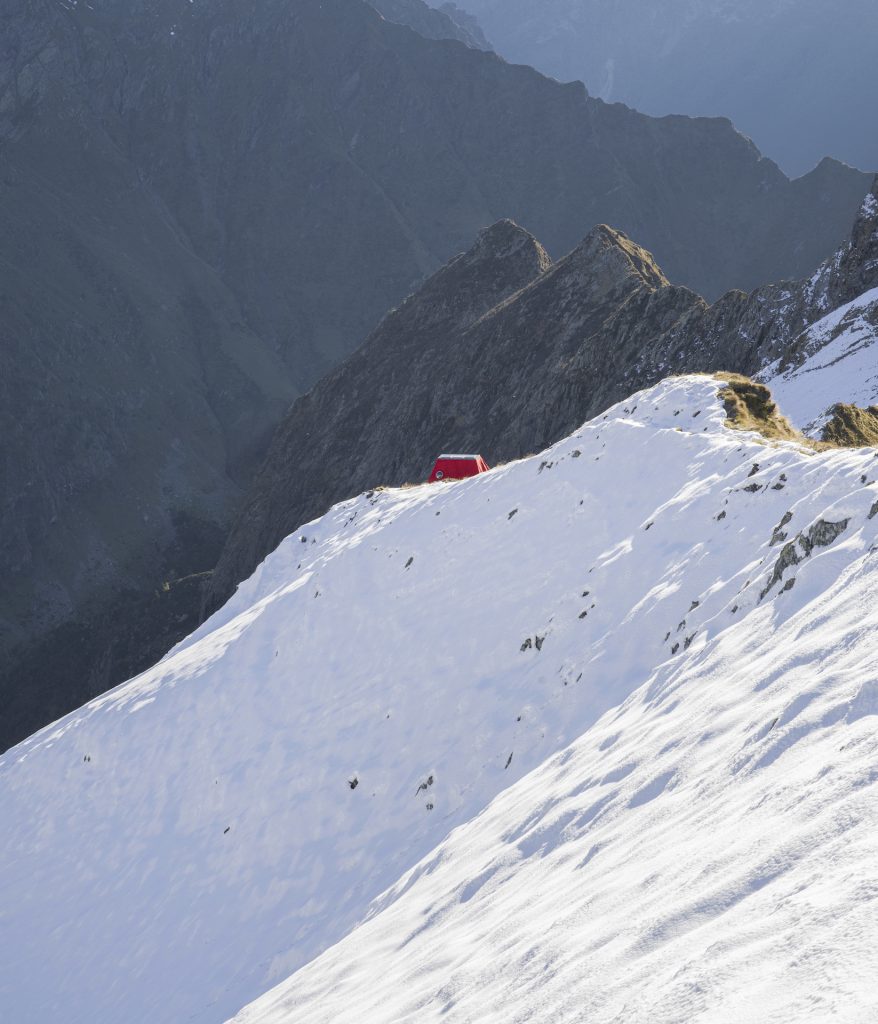 immagine per Nuovo Bivacco Aldo Frattini 2025. Un progetto di EX., GAMeC Bergamo e CAI - Club Alpino Italiano / Sezione di Bergamo. Alta Via delle Orobie Bergamasche - Valbondione. Nell'ambito del progetto “Pensare come una montagna - Il Biennale delle Orobie”. Courtesy GAMeC - Galleria d’Arte Moderna e Contemporanea di Bergamo. Ph. @Tomaso Clavarino