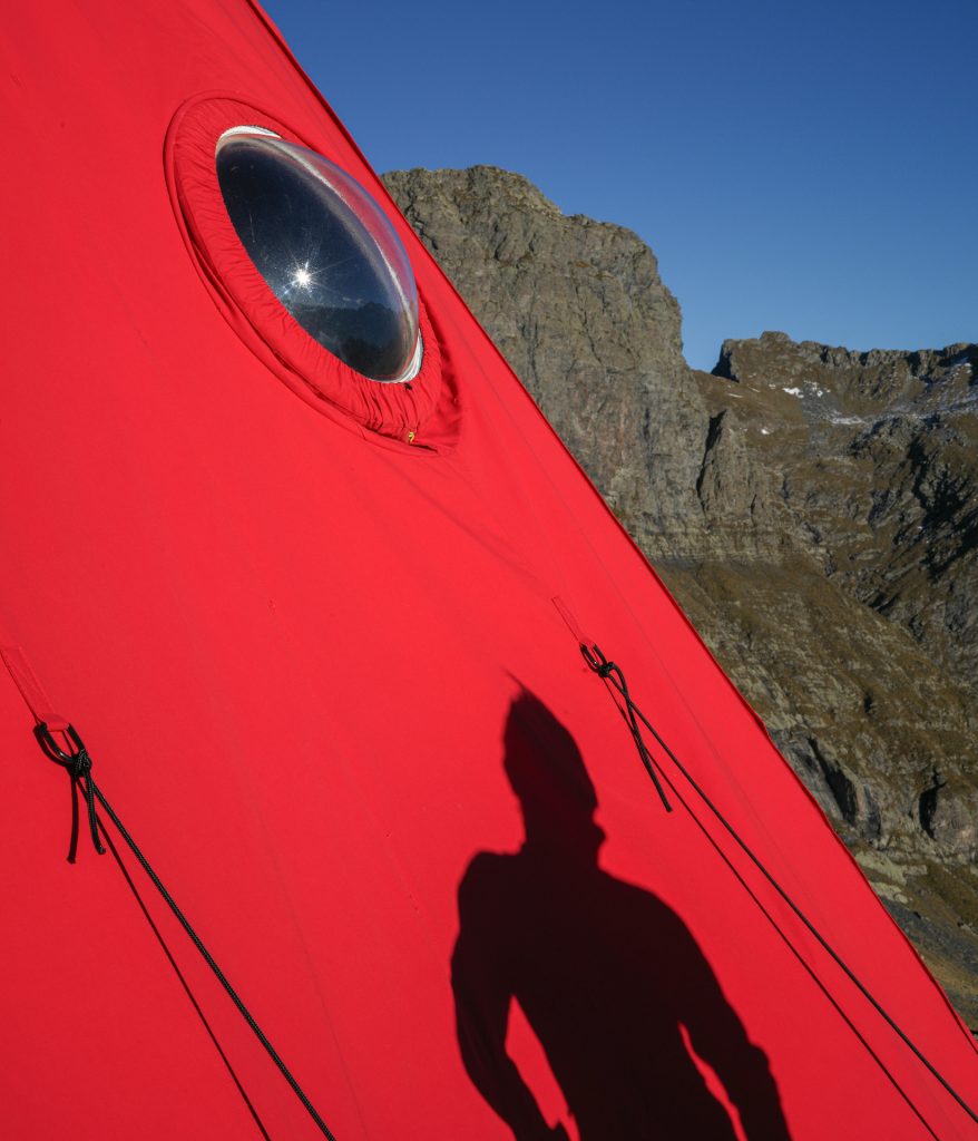 immagine per Nuovo Bivacco Aldo Frattini 2025. Un progetto di EX., GAMeC Bergamo e CAI - Club Alpino Italiano / Sezione di Bergamo. Alta Via delle Orobie Bergamasche - Valbondione. Nell'ambito del progetto “Pensare come una montagna - Il Biennale delle Orobie”. Courtesy GAMeC - Galleria d’Arte Moderna e Contemporanea di Bergamo. Ph. @Tomaso Clavarino