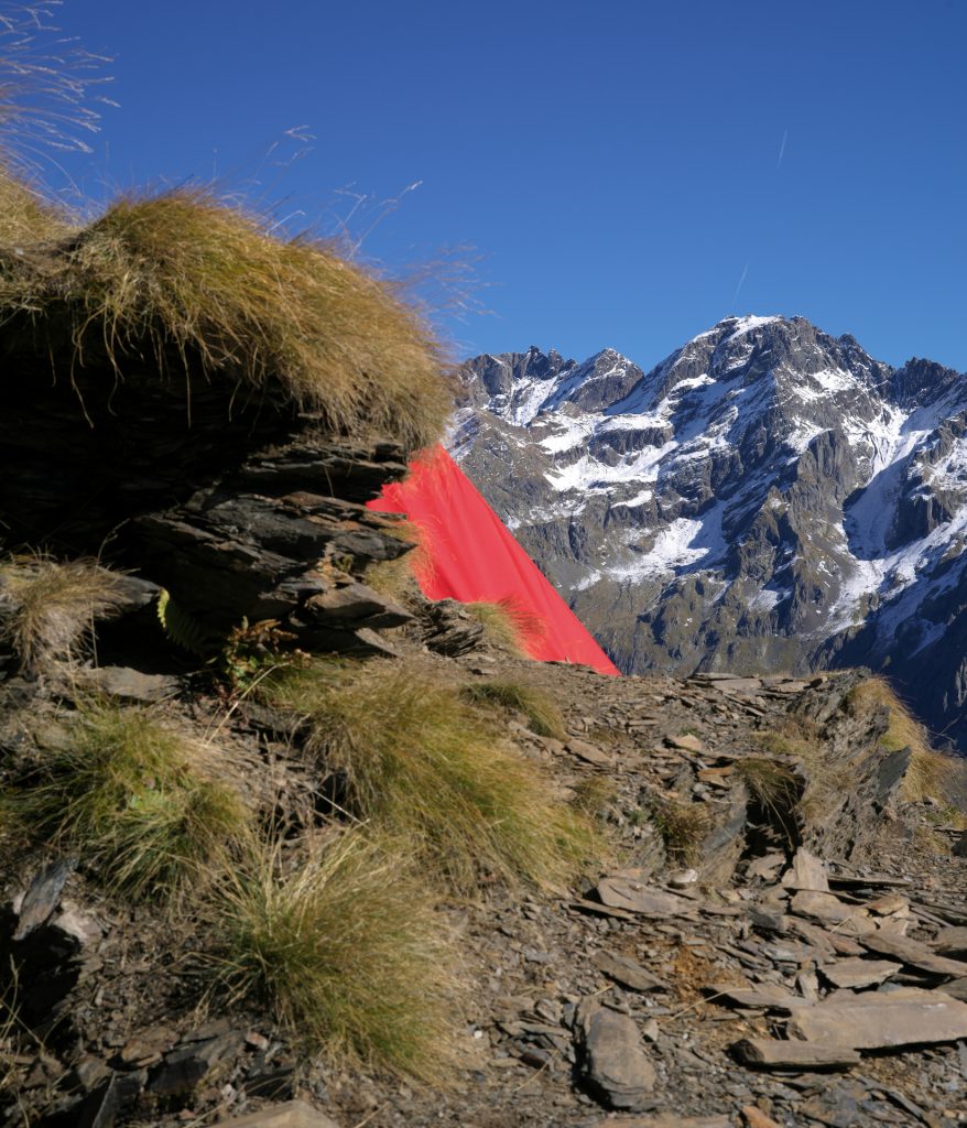 immagine per Nuovo Bivacco Aldo Frattini 2025. Un progetto di EX., GAMeC Bergamo e CAI - Club Alpino Italiano / Sezione di Bergamo. Alta Via delle Orobie Bergamasche - Valbondione. Nell'ambito del progetto “Pensare come una montagna - Il Biennale delle Orobie”. Courtesy GAMeC - Galleria d’Arte Moderna e Contemporanea di Bergamo. Ph. @Tomaso Clavarino