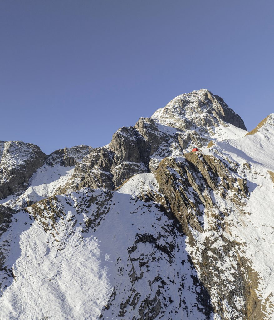 immagine per Nuovo Bivacco Aldo Frattini 2025. Un progetto di EX., GAMeC Bergamo e CAI - Club Alpino Italiano / Sezione di Bergamo. Alta Via delle Orobie Bergamasche - Valbondione. Nell'ambito del progetto “Pensare come una montagna - Il Biennale delle Orobie”. Courtesy GAMeC - Galleria d’Arte Moderna e Contemporanea di Bergamo. Ph. @Tomaso Clavarino
