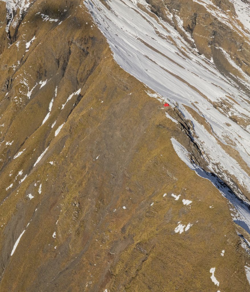immagine per Nuovo Bivacco Aldo Frattini 2025. Un progetto di EX., GAMeC Bergamo e CAI - Club Alpino Italiano / Sezione di Bergamo. Alta Via delle Orobie Bergamasche - Valbondione. Nell'ambito del progetto “Pensare come una montagna - Il Biennale delle Orobie”. Courtesy GAMeC - Galleria d’Arte Moderna e Contemporanea di Bergamo. Ph. @Tomaso Clavarino