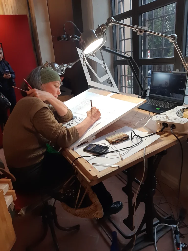 immagine per L'artista Rebecca Dautreme al lavoro nella residenza d'artista riprodotta a Palazzo Guinigi. ph. Stefania Piu