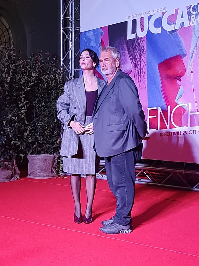 immagine per Matilda De Angelis con Luc Besson sul red carpet alla proiezione del film Dracula - L'amore perduto. ph Luca Martusciello