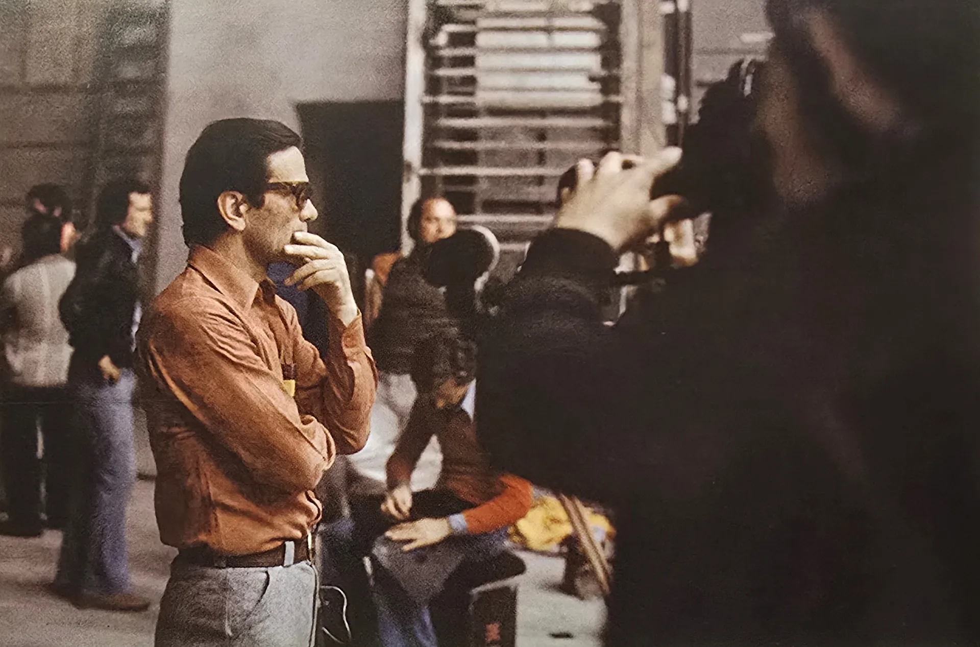 immagine per Fig. 19. Fabian Cevallos, Pasolini sul set di Salò o le 120 giornate di Sodoma, in Salò: mistero, crudeltà e follia. Una testimonianza fotografica di Fabian Cevallos (Roma, Auditorium Parco della Musica, 19 settembre-2 novembre 2005, catalogo «L’Erma» di Bretschneider 2005, p. 15. ©Fabian Cevallos