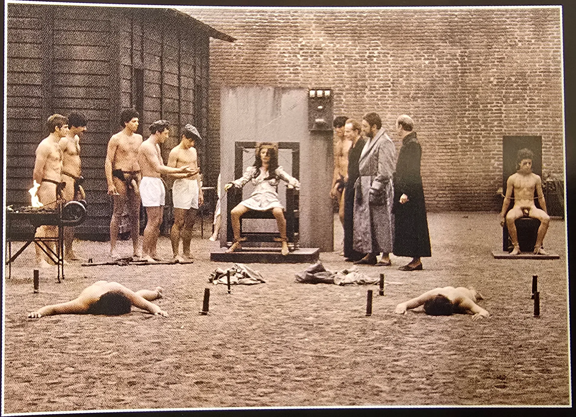 immagine per Fig. 8. Fabian Cevallos, scena di tortura dal set di Salò o le 120 giornate di Sodoma, in Salò: mistero, crudeltà e follia. Una testimonianza fotografica di Fabian Cevallos (Roma, Auditorium Parco della Musica, 19 settembre-2 novembre 2005, catalogo «L’Erma» di Bretschneider 2005, p. 15. ©Fabian Cevallos