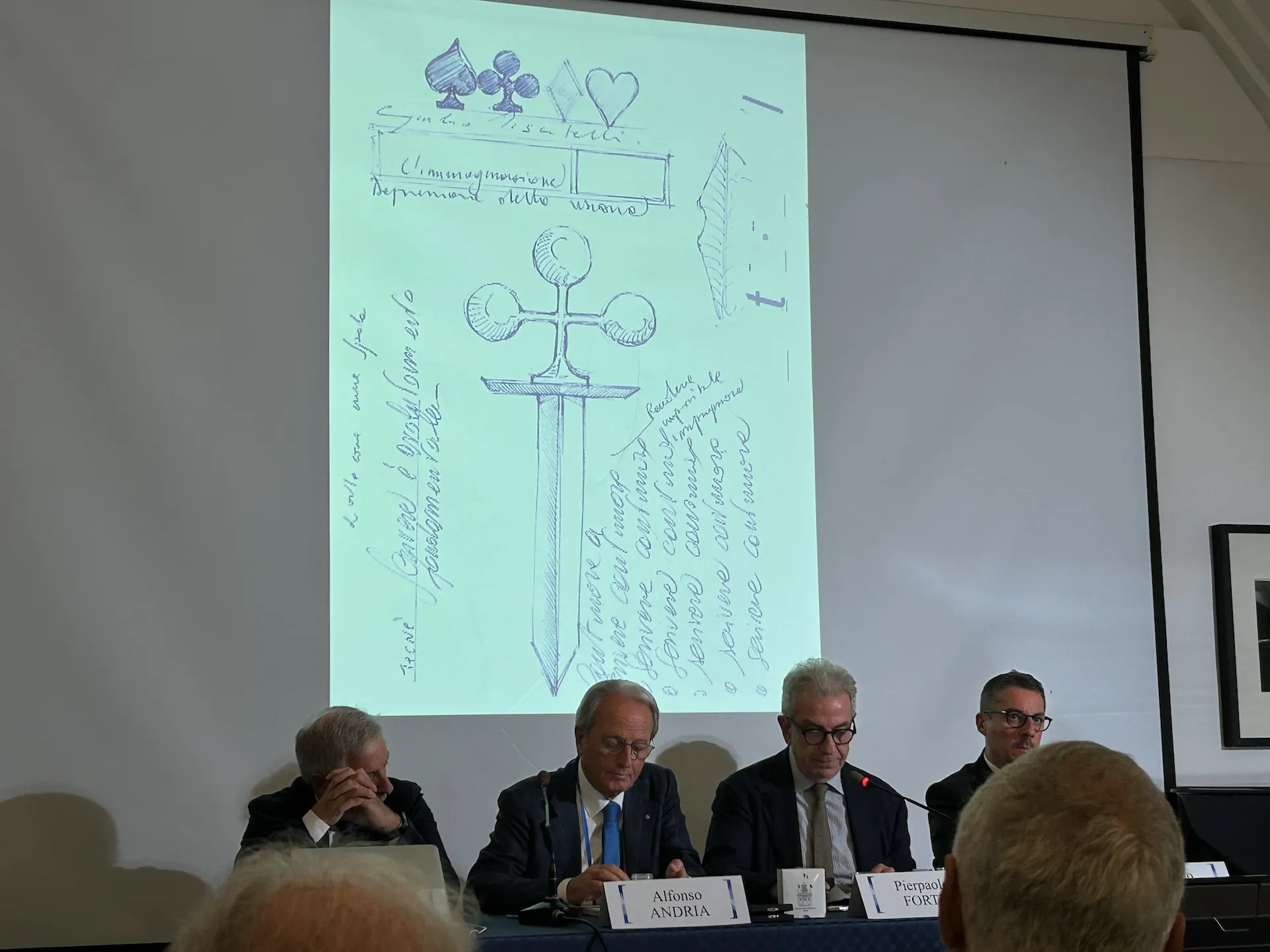immagine per Sessioni riunite, disegno di Tibaldi proiettato alle spalle del Panel dei Chair