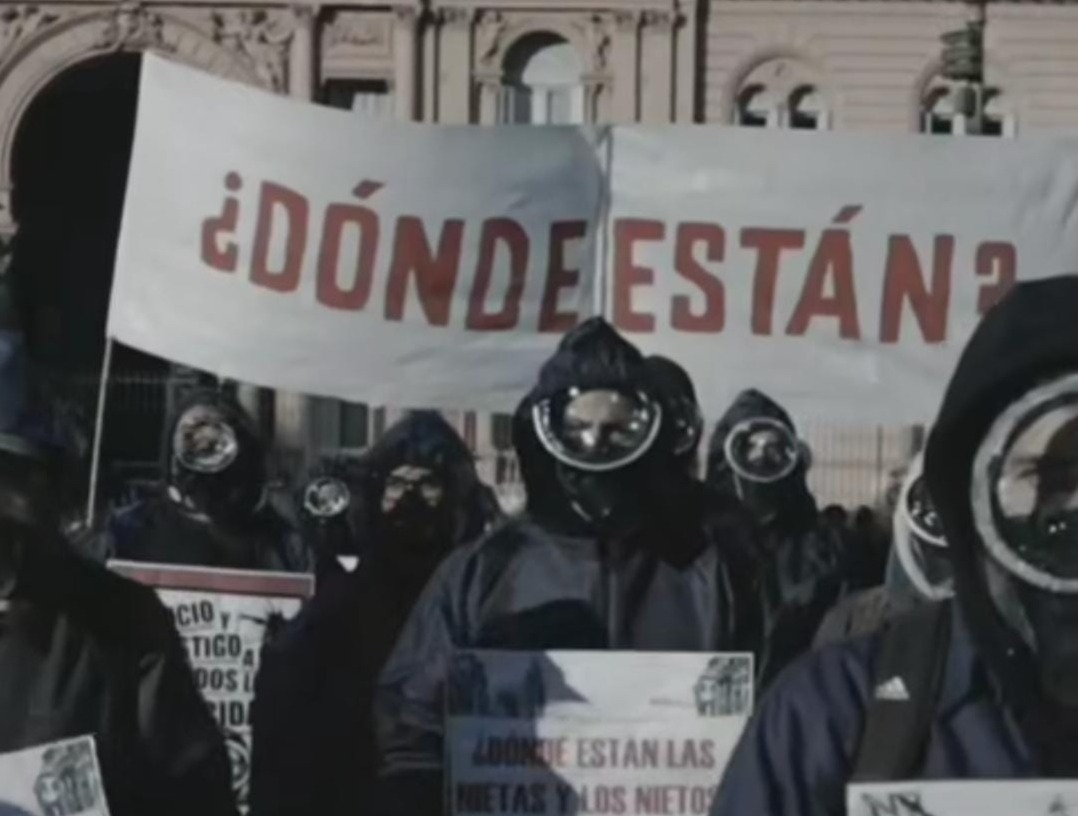 immagine per Manifestazione a Buenos Aires organizzata dalle Abuelas de Plaza de Mayo per chiedere la verità sulla sorte della famiglia Oesterheld. Courtesy Abuelas de Plaza de Mayo