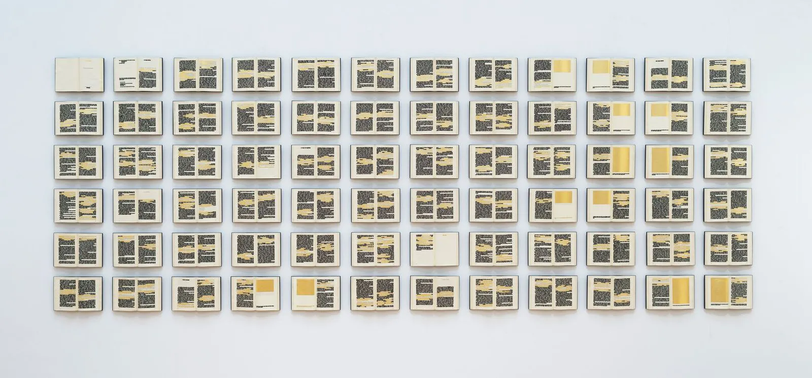 immagine per Emilio Isgrò, Isgrò cancella Isgrò (2024; 72 libri di cm 17 x 24,7 x 2,5 ciascuno con cancellature in acrilico e oro zecchino). Foto di Alessandro Vasari