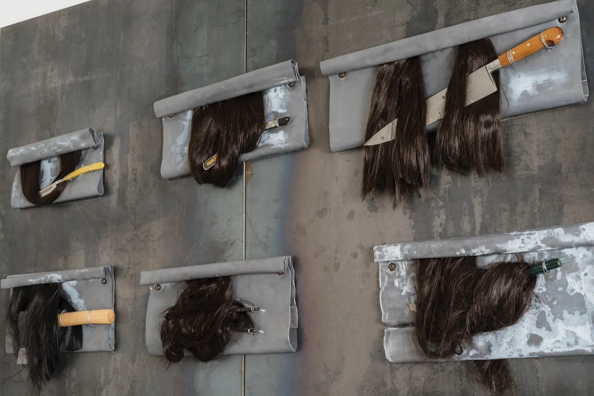 immagine per Jannis Kounellis, Senza titolo, 2005 (dettaglio).Ferro, capelli, lame, 200x180x10 cm. Courtesy Estate of Jannis Kounellis and Galleria Continua
