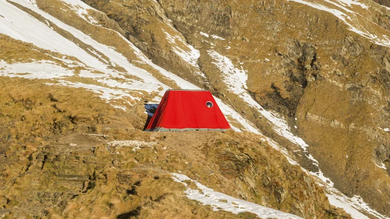 immagine per Bivacco Aldo Frattini di EX con GAMeC e CAI Bergamo. Rosso tessile e innovativo