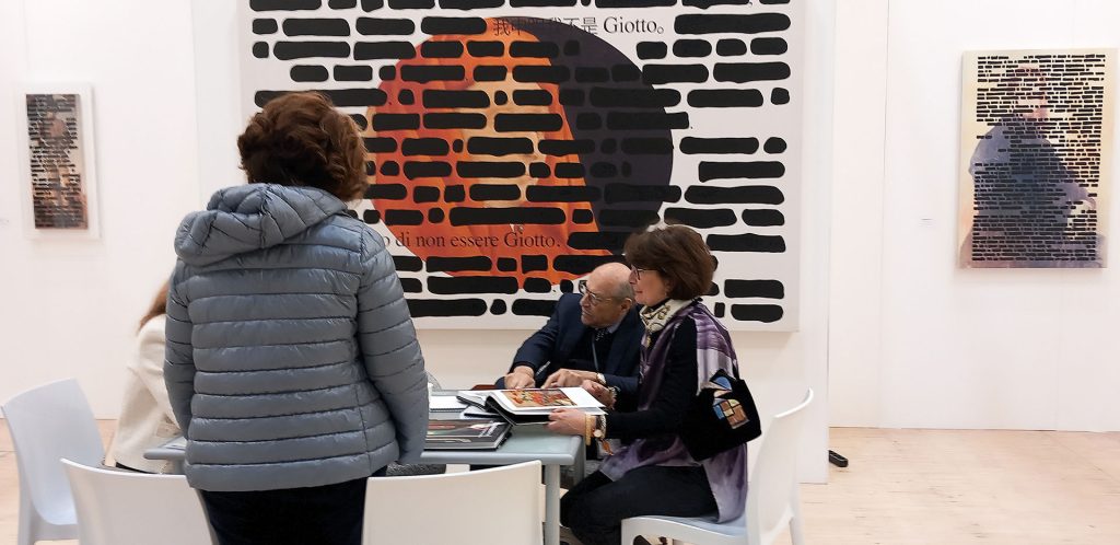 immagine per Dettaglio galleria Tornabuoni -opera di E. Isgrò in primo piano -Roma Arte in Nuvola 2025 -ph. Barbara Martusciello
