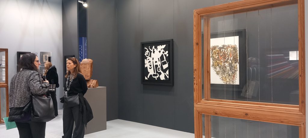 immagine per Dettaglio stand Galleria Campaiola -opere di Mario Ceroli, Capogrossi etc. -Roma Arte in Nuvola 2025 -ph. Barbara Martusciello