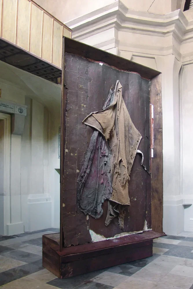 immagine per Berlinde De Bruyckere, Mantel I, 2016-2018, Installation view Chiesa di Santa Venera, Palermo. Photo Vincenzo Motta
