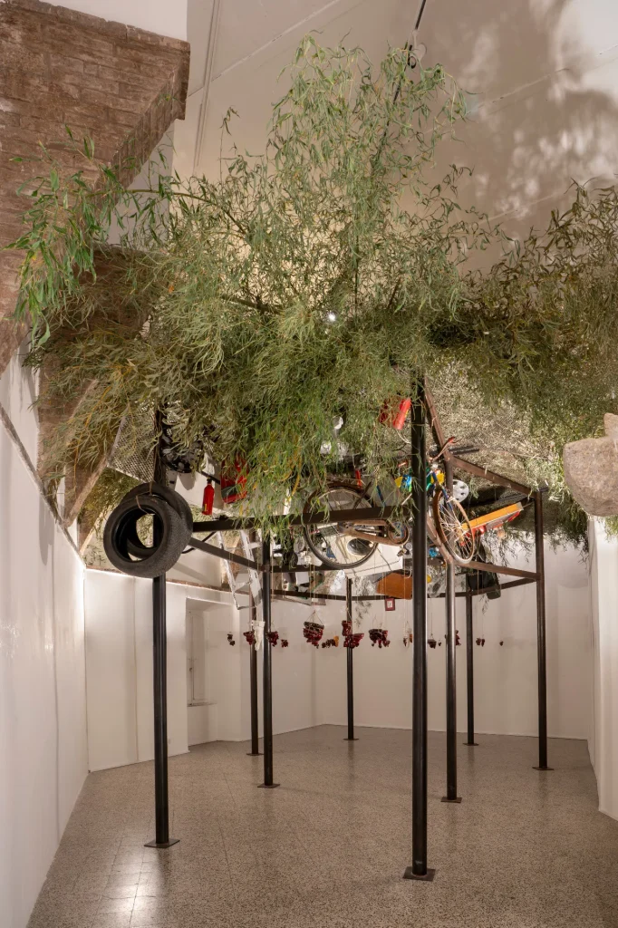 immagine per Chen Zhen, Fu Dao / Fu Dao, Buddha capovolto / Arrivo alla buona fortuna, 1997 metallo, bambù, statue di Buddha, oggetti trovati, corda, 500 × 800 × 650 cm ca., Courtesy: GALLERIA CONTINUA, Copyright: © ADAGP, Parigi Foto: Ela Bialkowska