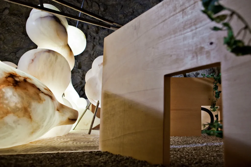 immagine per Chen Zhen, Zen Garden (2), 2000, alabastro, metallo, legno, sabbia, piccoli sassi, lampadine, piante di plastica, 175 × 340 × 300 cm, Courtesy: GALLERIA CONTINUA, Foto: Ela Bialkowska