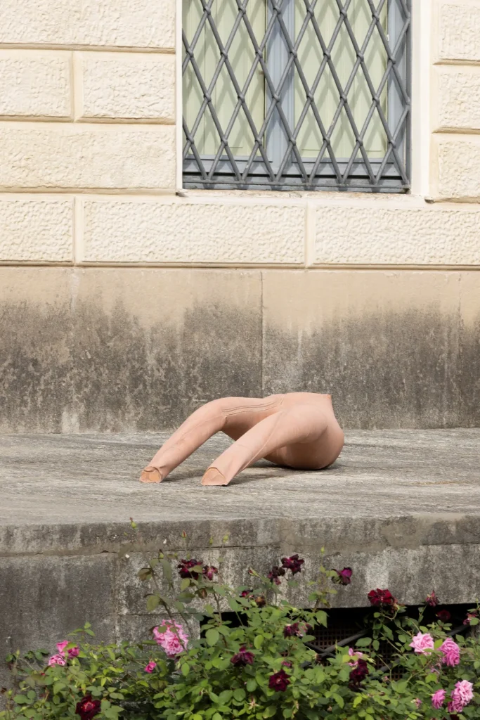immagine per Furla Series - Sara Enrico. Under the Sun, Beyond the Skin, 2025. Installation view della mostra promossa da Fondazione Furla e GAM – Galleria d’Arte Moderna di Milano. Ph. Andrea Rossetti. Courtesy Fondazione Furla
