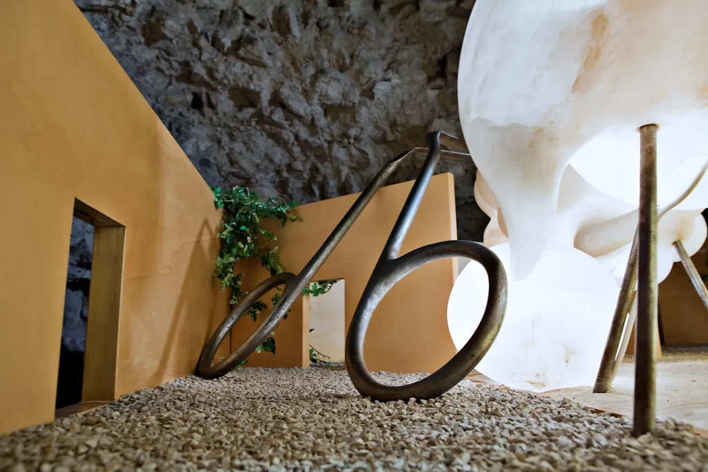 immagine per Chen Zhen, Zen Garden (2), 2000, alabastro, metallo, legno, sabbia, piccoli sassi, lampadine, piante di plastica, 175 × 340 × 300 cm, Courtesy: GALLERIA CONTINUA, Foto: Ela Bialkowska