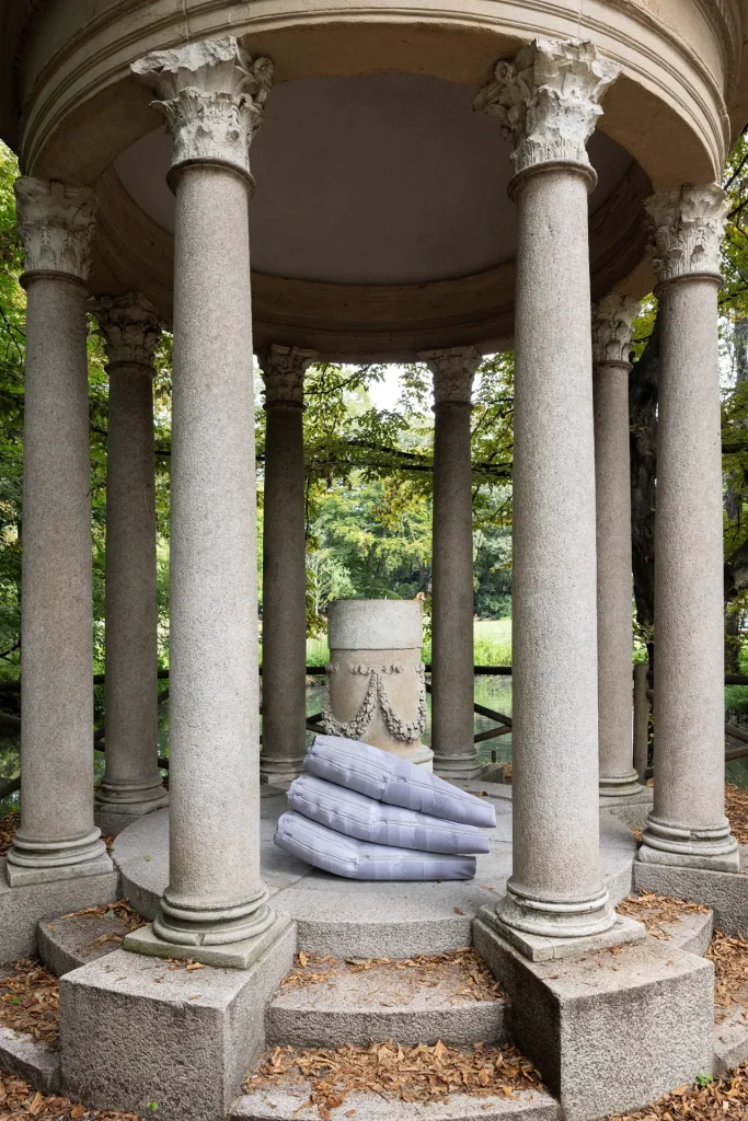 immagine per Furla Series - Sara Enrico. Under the Sun, Beyond the Skin, 2025. Installation view della mostra promossa da Fondazione Furla e GAM – Galleria d’Arte Moderna di Milano. Ph. Andrea Rossetti. Courtesy Fondazione Furla