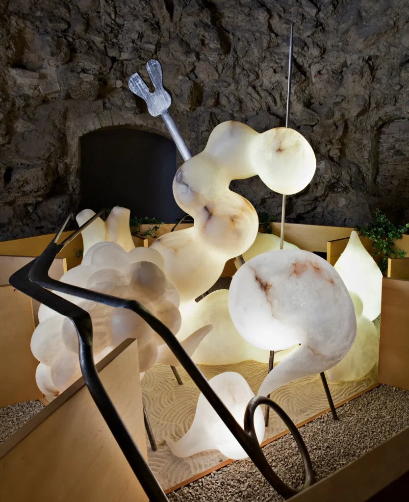 immagine per Chen Zhen, Zen Garden (2), 2000, alabastro, metallo, legno, sabbia, piccoli sassi, lampadine, piante di plastica, 175 × 340 × 300 cm, Courtesy: GALLERIA CONTINUA, Foto: Ela Bialkowska