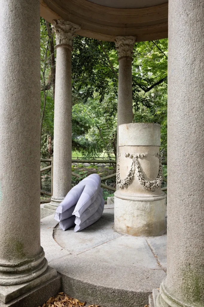 immagine per Furla Series - Sara Enrico. Under the Sun, Beyond the Skin, 2025. Installation view della mostra promossa da Fondazione Furla e GAM – Galleria d’Arte Moderna di Milano. Ph. Andrea Rossetti. Courtesy Fondazione Furla