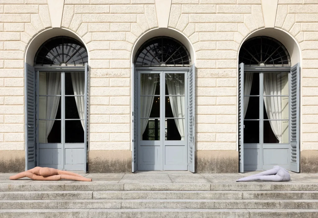 immagine per Furla Series - Sara Enrico. Under the Sun, Beyond the Skin, 2025. Installation view della mostra promossa da Fondazione Furla e GAM – Galleria d’Arte Moderna di Milano. Ph. Andrea Rossetti. Courtesy Fondazione Furla