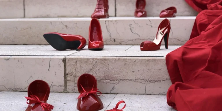 immagine per Scarpette rosse in ceramica