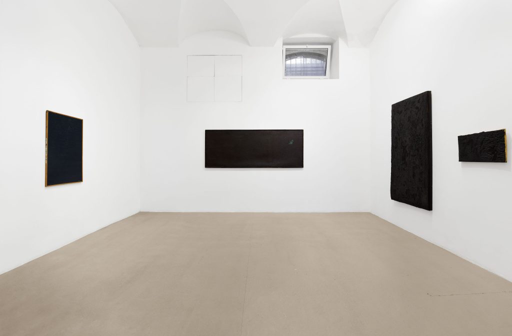 immagine per Turcato, installation view della mostra personale di Giulio Turcato in Fondazione Giuliani, Roma (ottobre 2025 – gennaio 2026). Crediti fotografici Roberto Apa, Courtesy dell’Archivio Giulio Turcato e Fondazione Giuliani. © GIULIO TURCATO, by SIAE
